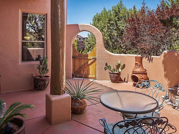 COURTYARD AMBIANCE
