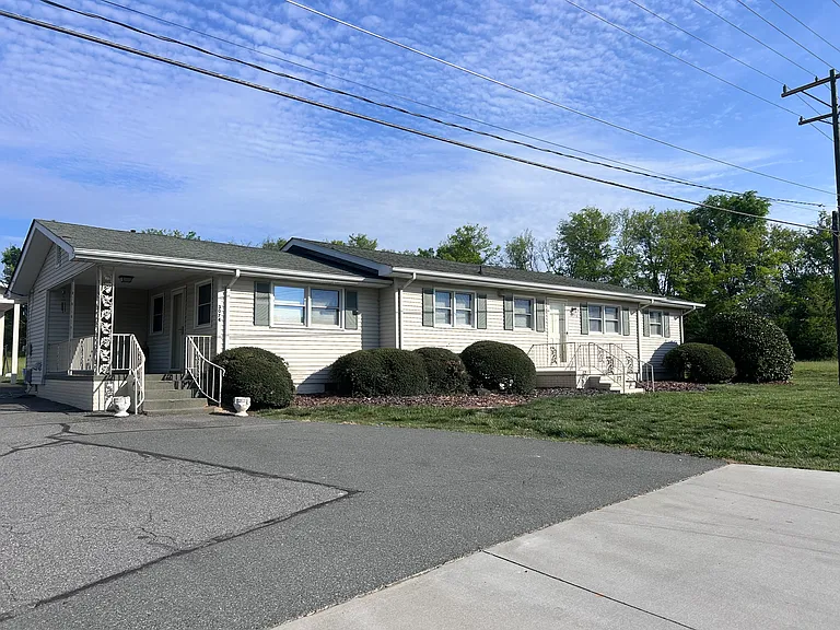 3074 Roberta Rd — Photo 1