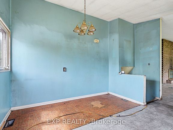 5th image of 2498 Mer Bleue Rd