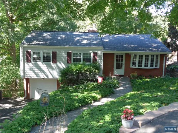 19 Monhegan Ave, Oakland, NJ 07436