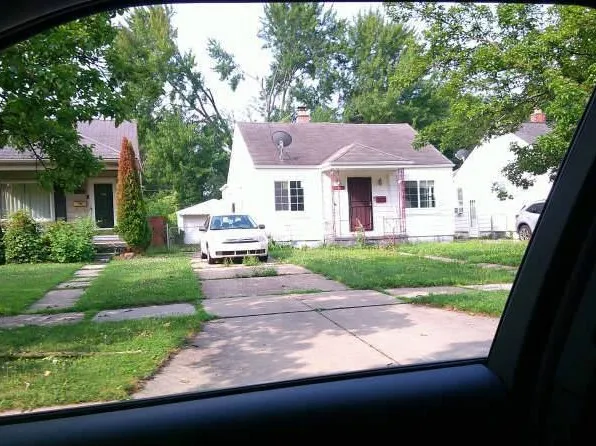 18984 Woodland St, Harper Woods, MI 48225