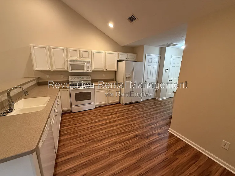 302 Gladstone Dr — Photo 4