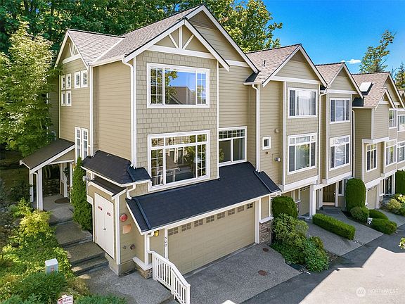 Rarely available end unit with 3 beds/2.5 baths plus bonus.>