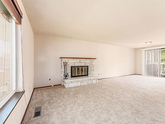 Living Room/Fireplace