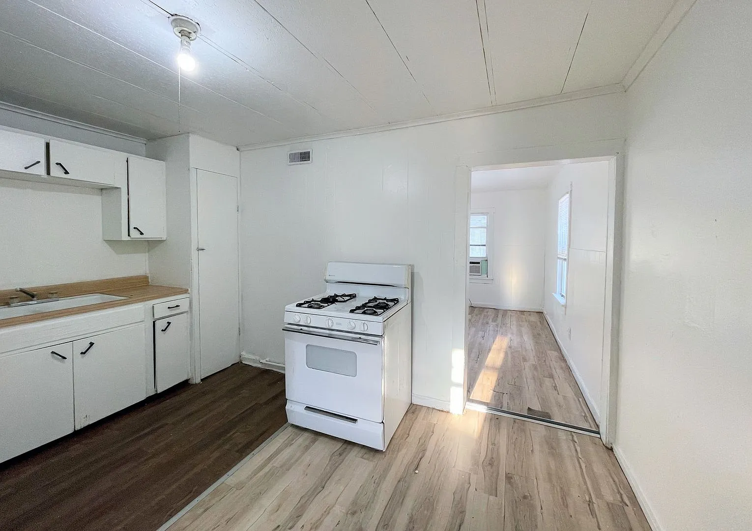 Compact Two Bedroom house — Photo 3