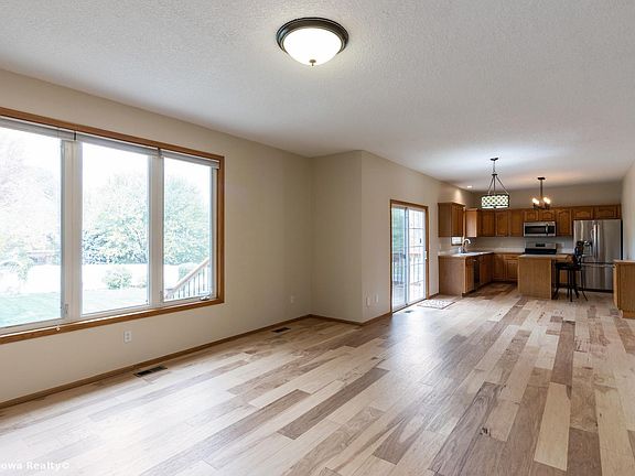 3rd image of 6887 Dakota Dr