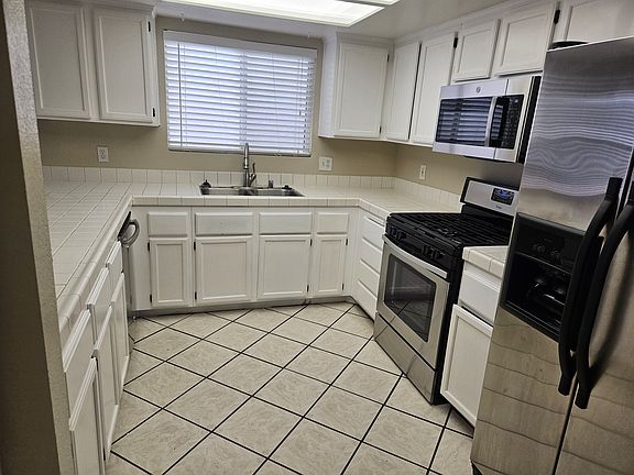 4th image of 1405 Desert Hills Dr