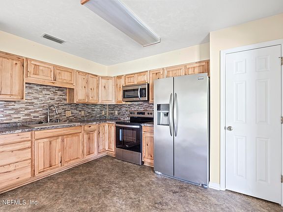 4th image of 205 SE TRISTIN Lane