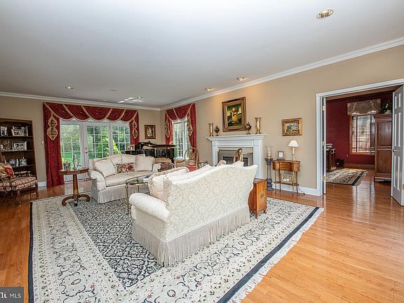 5th image of 920 S Wisteria Dr