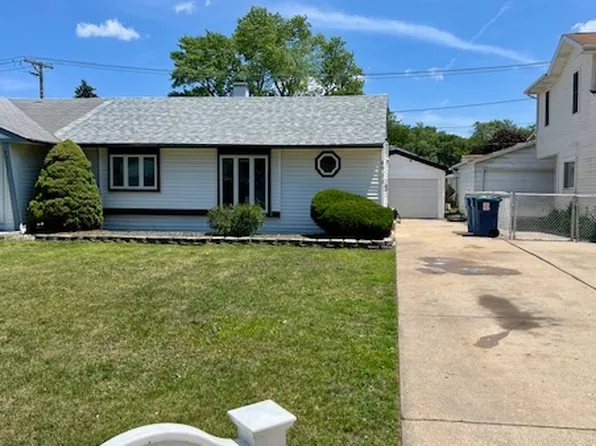 8933 S Komensky Ave, Hometown, IL 60456