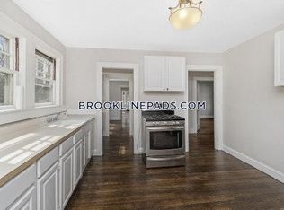 67 Eliot St #2R, Chestnut Hill, MA 02467