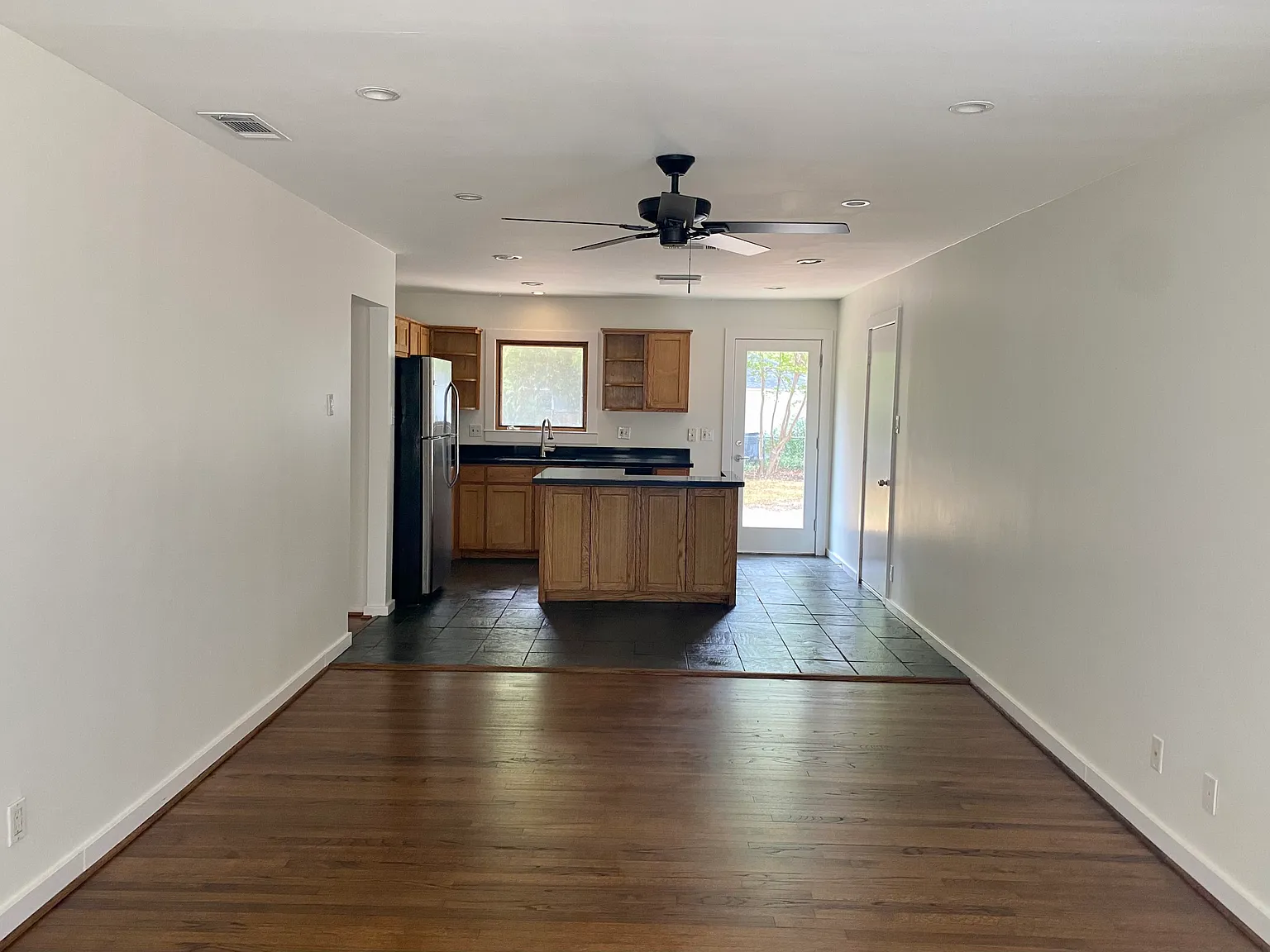 3 bed, 1300 sqft, $2,450 — Photo 2