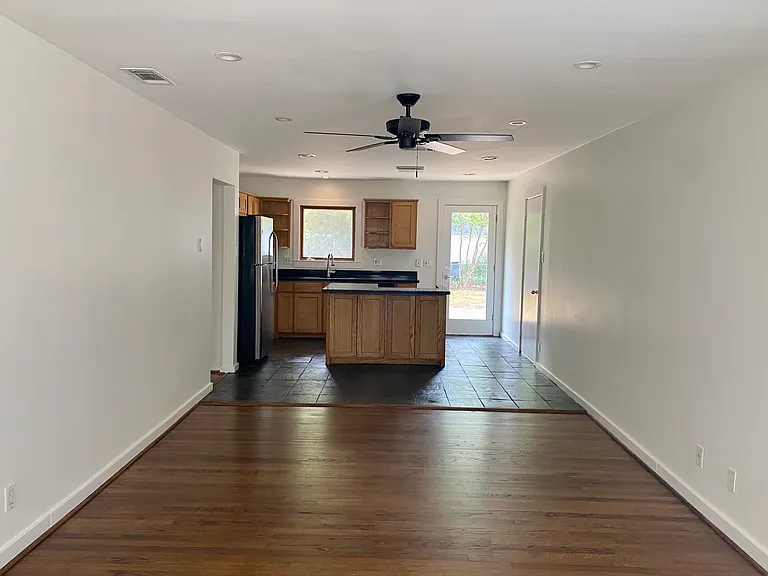 425 Bondstone Dr — Photo 2