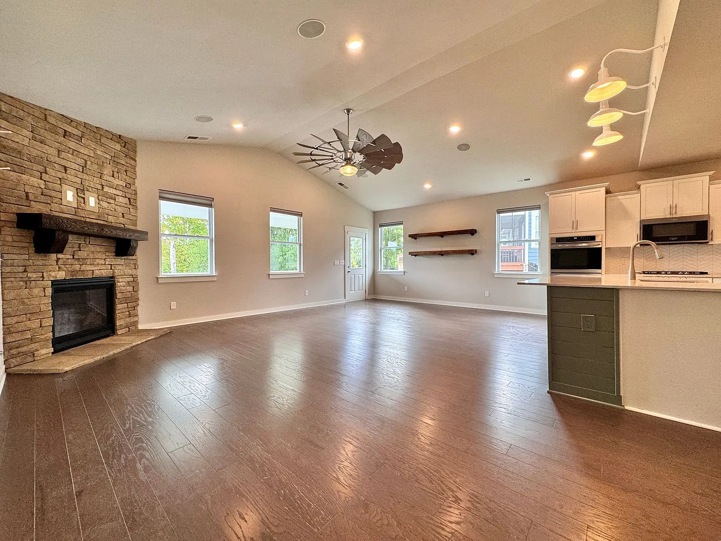 4 Bedroom, 3.5 Bath Home w/ 2 Car Garage — Photo 3