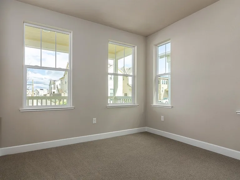 906 Woodbury Ln — Photo 11