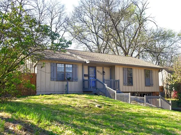 8211 W 57th St, Overland Park, KS 66202