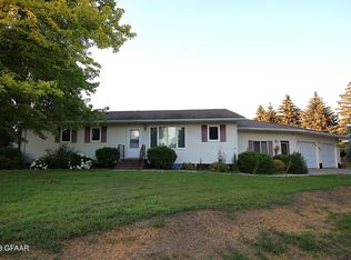 403 E 3rd St, Larimore, ND 58251