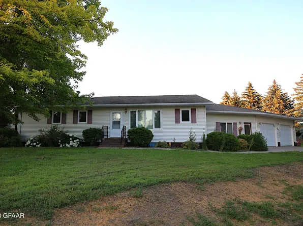 403 E 3rd St, Larimore, ND 58251