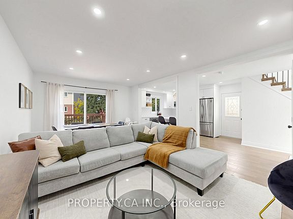 4th image of 32 Hodgins Ave