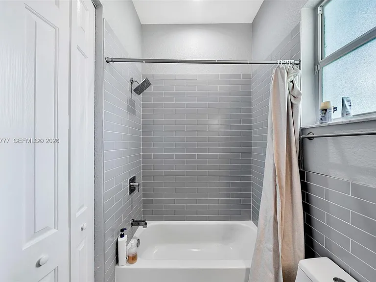 8908 NW 40th St — Photo 13