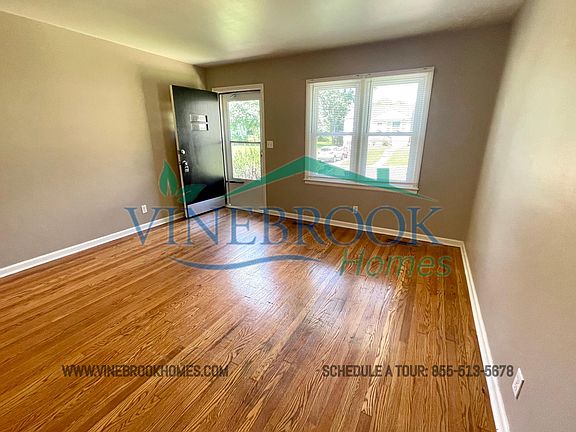 4th image of 1333 E 83rd Ter