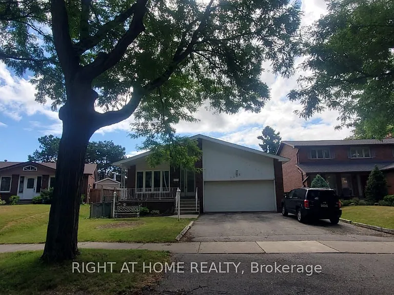 2406 Poplar Cres — Photo 3