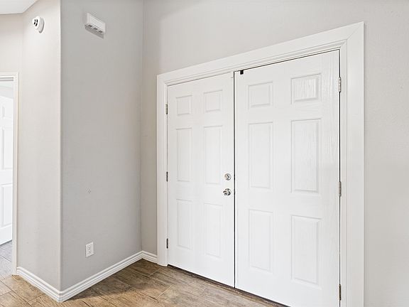 5th image of 306 Javier Dr