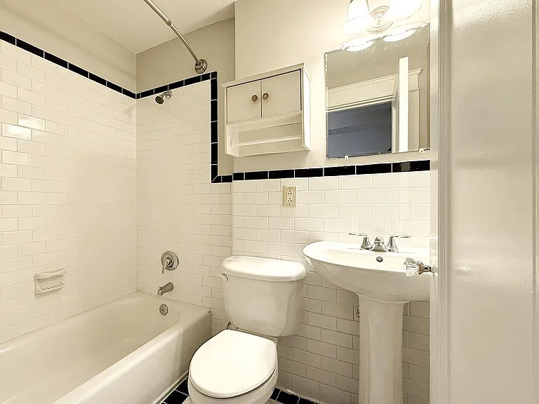 Katherine Court Apartments — Photo 18