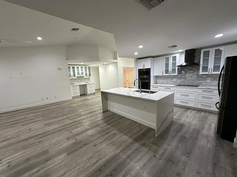 1025 NE 32nd Ln — Photo 8