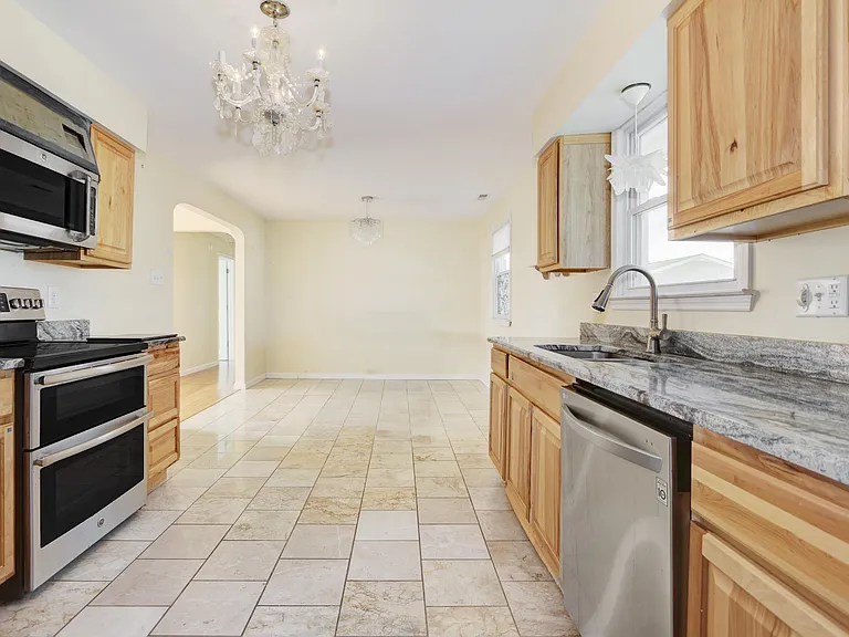 361 N Richmond Ave — Photo 6