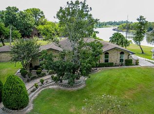 327 Riverside St, Highlands, TX 77562