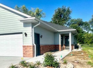 518 S Woodland Dr, Grand Island, NE 68801