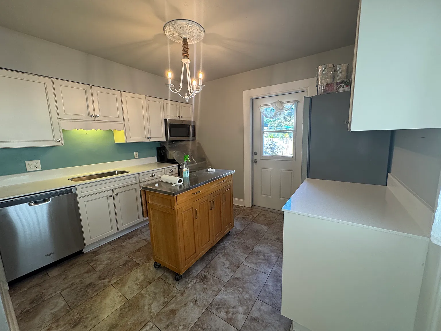 2 bed, 672 sqft, $2,300 — Photo 3