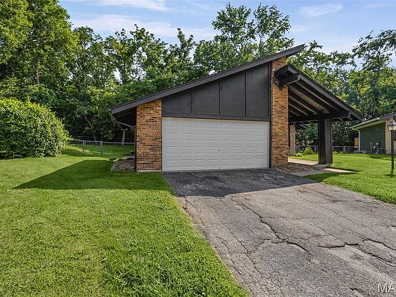 3rd image of 1284 Kew Gardens Dr