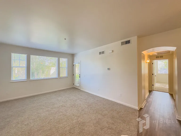 Sterling Oaks Luxury Apartments — Photo 41