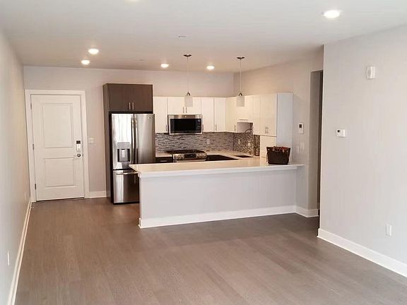 2nd image of 18 Cliveden St Unit 402W