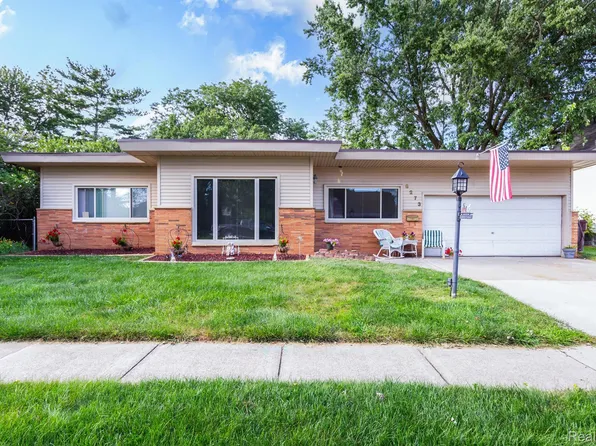 8273 Theisen St, Center Line, MI 48015