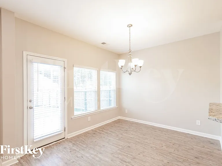 758 Redbud Ln — Photo 5