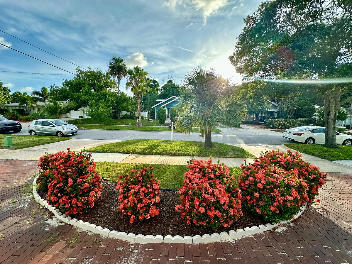 Horse Shoe Drive - 415 N Lincoln Ave