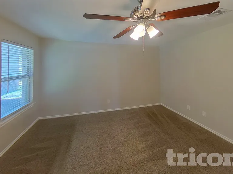 1002 Meadow Wood Ln — Photo 6