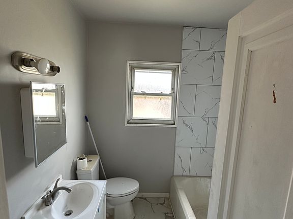 5th image of 1548 Taft St