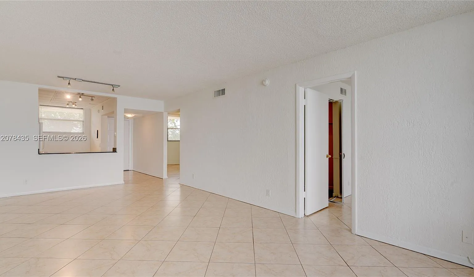 Lake Emerald Condominium — Photo 4
