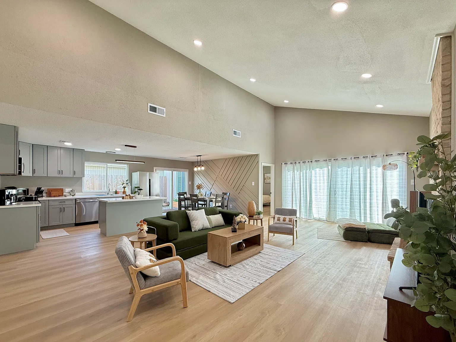 3 bed, 1572 sqft, $2,800 — Photo 4