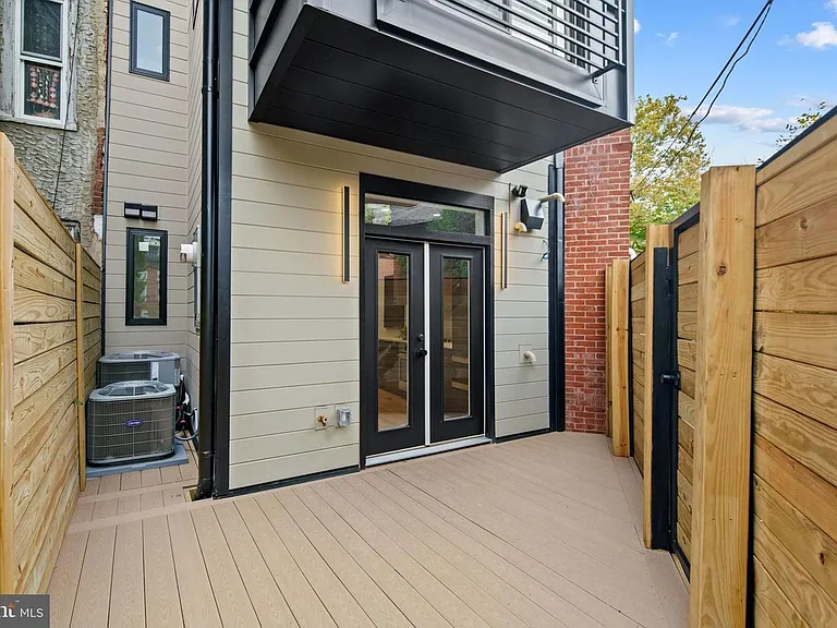 2403 Grays Ferry Ave — Photo 11