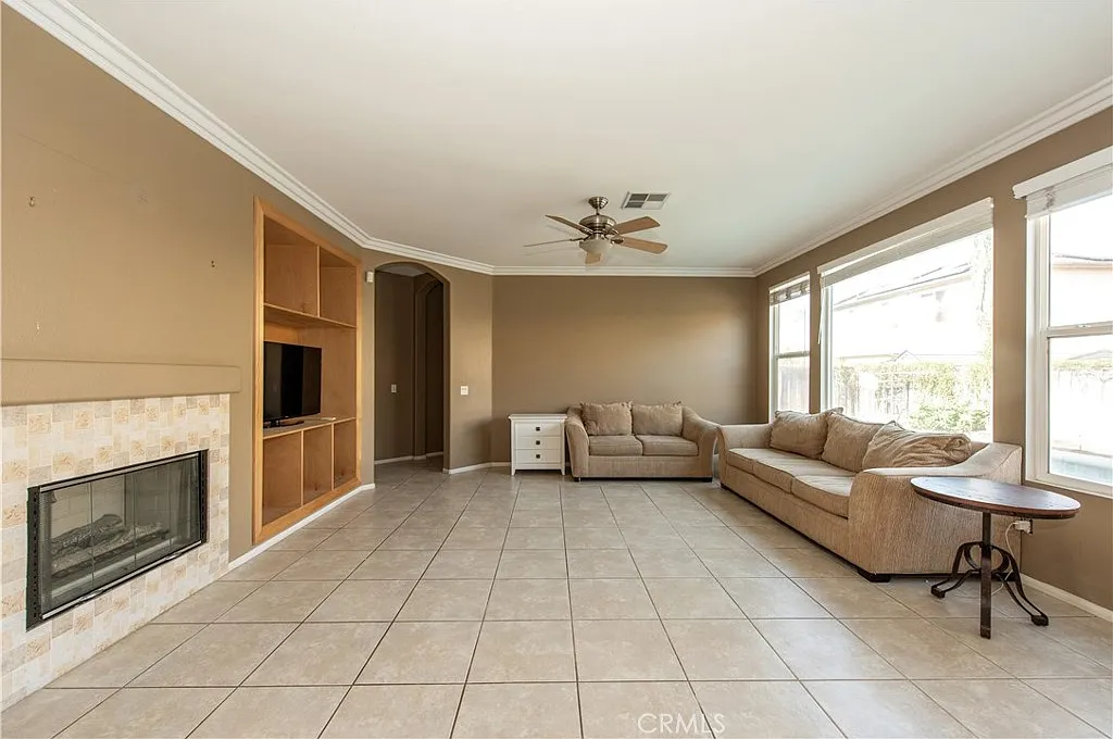 5 bed, 2832 sqft, $3,800 — Photo 4