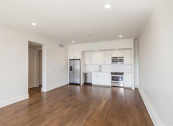 2nd image of 1832 Prytania St #305