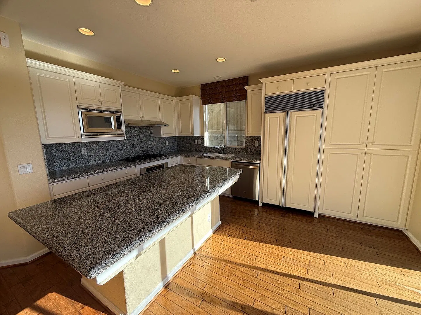 Beautiful and Spacious 4 Bedroom 2.5 Bath Home. Ideal Location!! — Photo 2