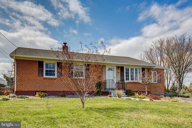 1st image of 110 Blossom Dr