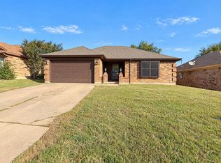 935 Thistle Ridge Ln, Arlington, TX 76017