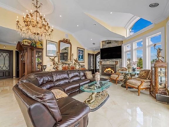 5th image of 238 W Islip Rd